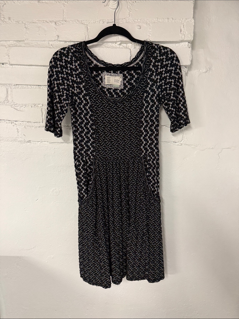 Anthropologie Black & White Patterned Short Sleeve Knit Dress w pockets